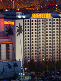 dixies-dam-bar-hooters-hotel